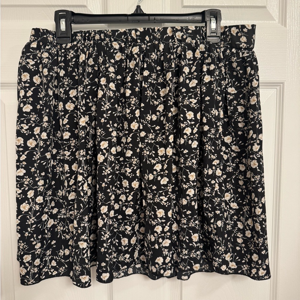 Floral Print Mini Skirt in Black with Beige Flowers